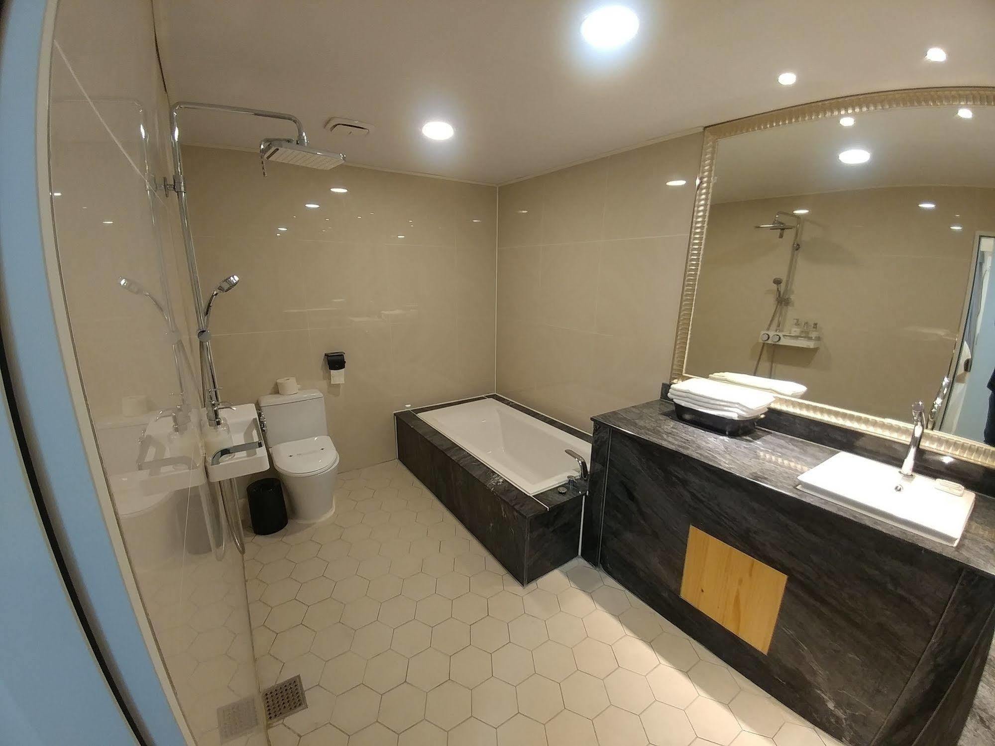 I.Y Hotel Suwon Bagian luar foto