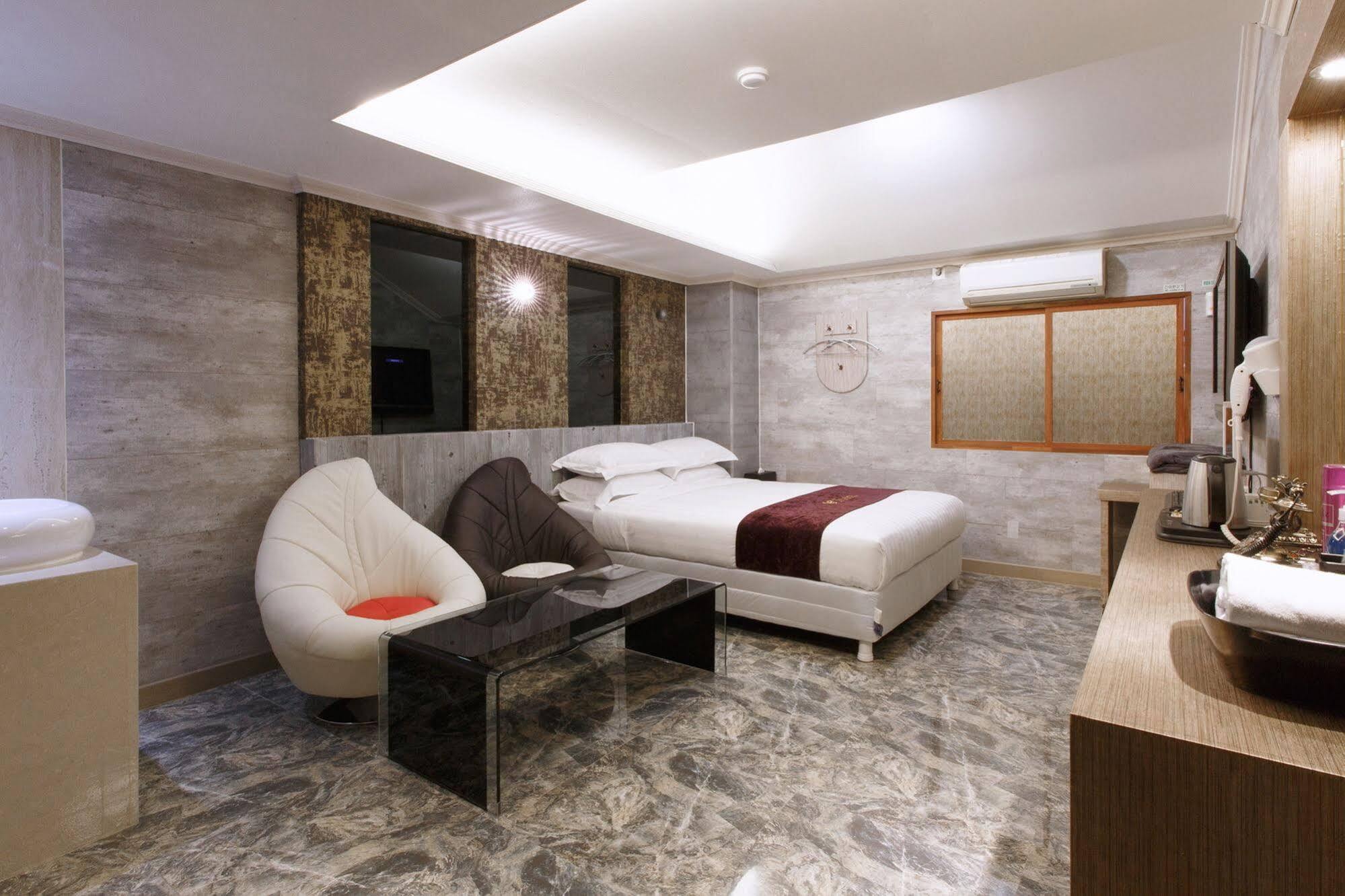 I.Y Hotel Suwon Bagian luar foto